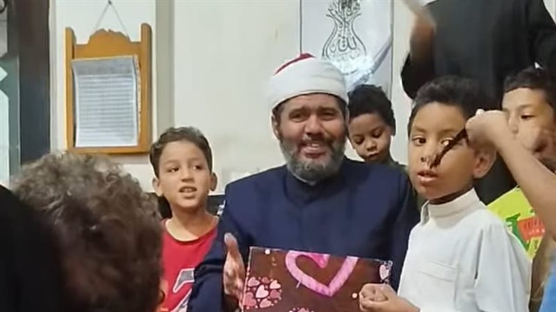 إمام المسجد أثناء