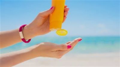 واقي الشمس هل يحمي بشرتك من التجاعيد أم يسرع ظهورها في الشتاء؟