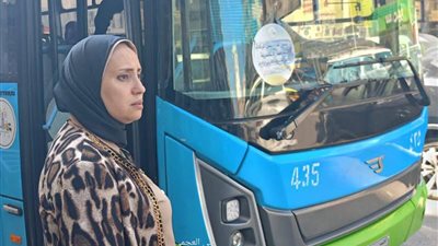 لحل أزمة المواصلات.. رئيس حي العجمي يتابع الدفع بأتوبيسات جديدة
