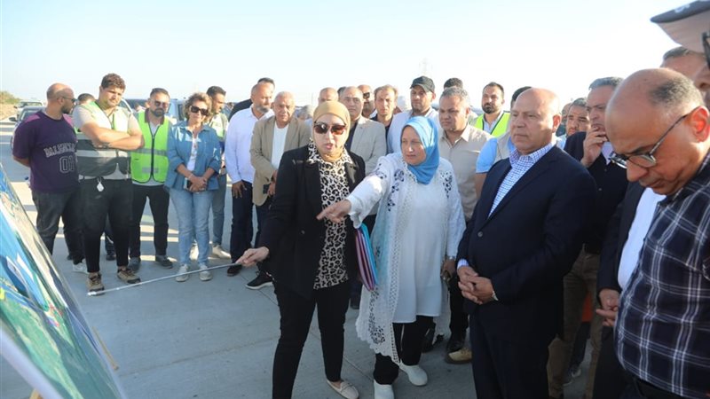 وزير النقل خلال الجولة