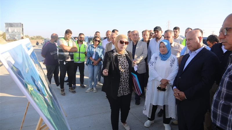 وزير النقل خلال الجولة