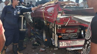 مصرع وإصابة 8 أشخاص في حادث تصادم وسقوط سيارة جامبو بالبحيرة