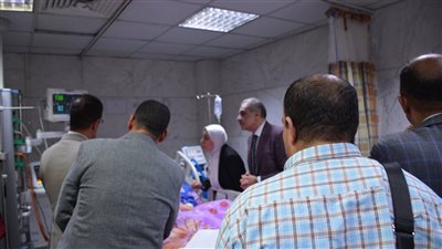 محافظ القليوبية يتابع الحالة الصحية لطلاب جامعة بنها المصابين في حادث أبو سمبل