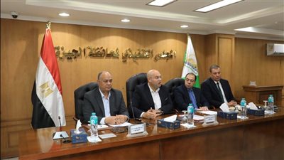 نائب محافظ الجيزة يناقش موقف مشروعات الصرف الصحي ببشتيل وحضر الجيزة