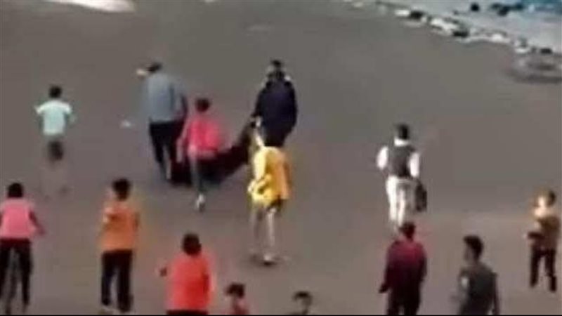 سحل وضرب مشردة في