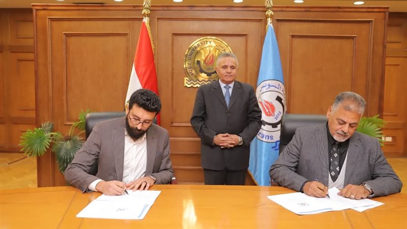 جانب من التوقيع