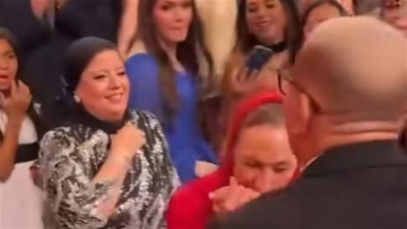 سيدة تقبل يد عمرو