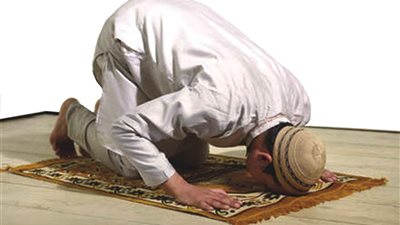 ما حكم تأخير صلاة الوتر لآخر الليل وأداؤها في البيت؟