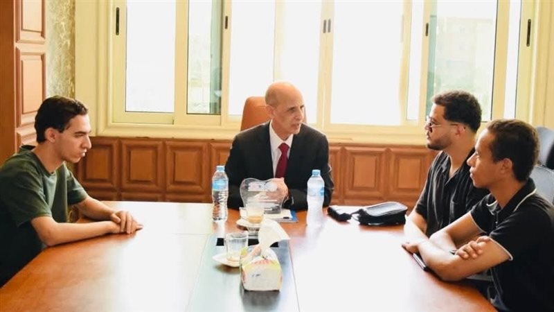 رئيس الجامعة مع الطلاب