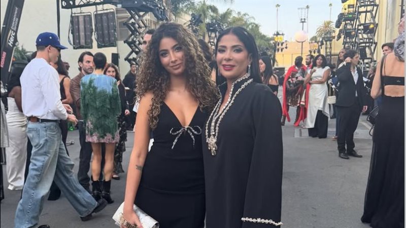 منى زكي وابنتها لي