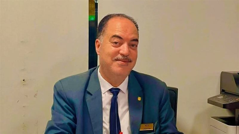 الاستاذ احمد 