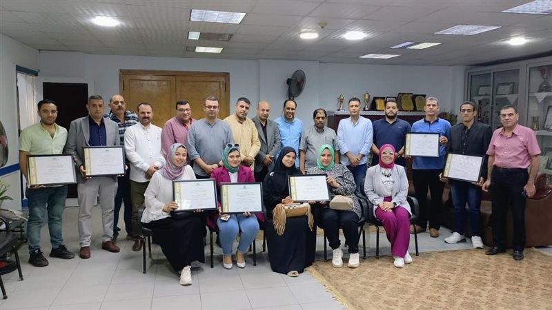 جانب من تسليم الشهادات