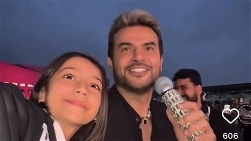 ساموزين ومعجبة