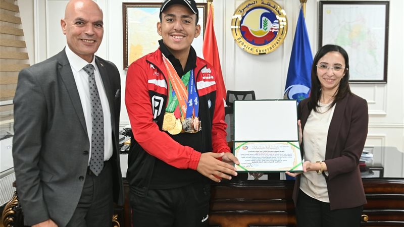 محافظ البحيرة تُكرم