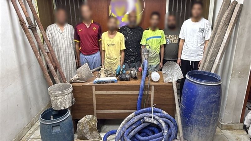 المتهمين و أمامهم