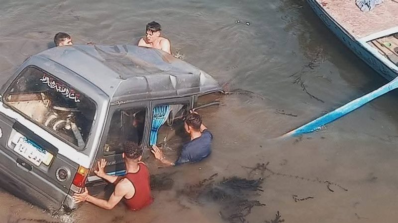 سقوط سيارة في رشاح