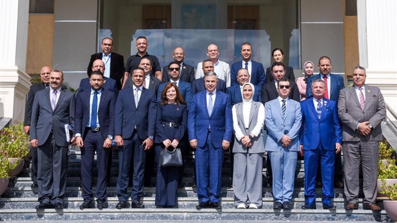 المحافظ و أعضاء الشيوخ