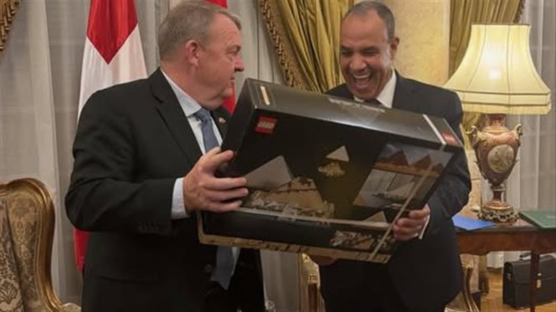 لحظة تسلم رئيس وزراء