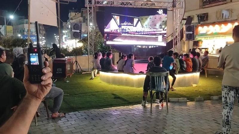 المواطنون بمختلف