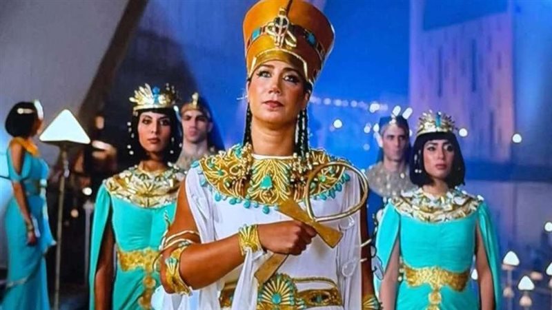 بطلة السباحة فريدة