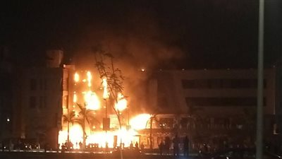 الدفع بـ15 سيارة إطفاء.. السيطرة على حريق ضخم بمول شهير في مدينة  العبور