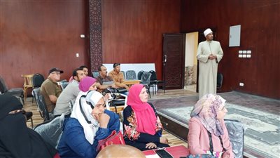 رئيس أزهرية السويس يتابع برنامج تنمية مهارات معلمي ومعلمات الدراسات الإجتماعية