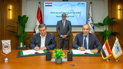 رئيس اقتصادية قناةالسويس يشهد توقيع عقد مشروع بين السويدي وشركة شين مين للزجاج