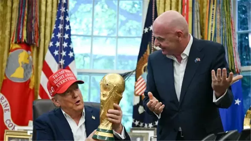 رئيس فيفا مع ترامب