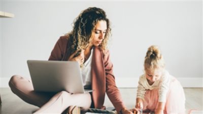 عقوبة الأمومة في سوق العمل.. كيف يمكن للنساء كسر هذا الحاجز؟ 