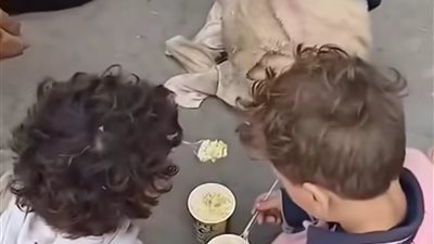 بينهم رضيعة .. سيدة تلقى بـ 3 أطفال بالشارع  والأمن يحقق  في الواقعة 