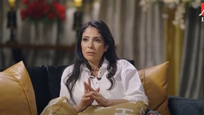 «مبعرفش أمشي من غير الروج».. منى زكي تكشف عن أساسياتها اليومية 