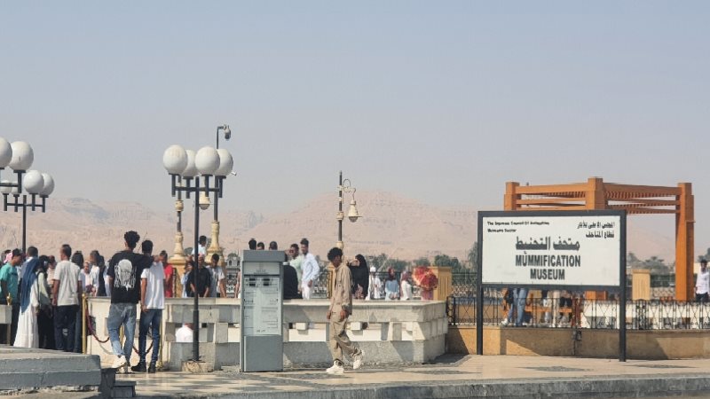 سياح ومصريين أمام