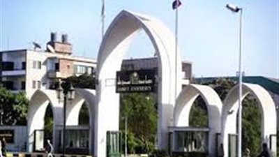 خيرا تعمل شرا تلاقي.. وقف دكتور جامعي قام بتوزيع المقرارات الدراسية