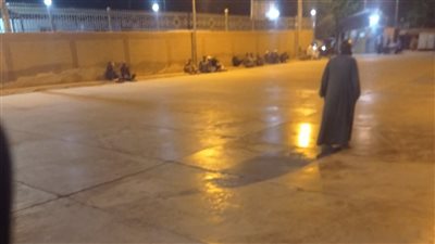 احتشاد أهالي قفط أمام المستشفى في انتظار جثمان ضحية القتل على يد مختل