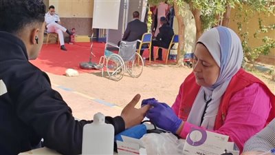 فرق 100 مليون صحة تقدم فحوصا سريعة للمواطنين أثناء انتظار التصويت