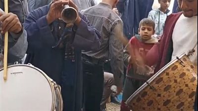 بالطبل والمزمار.. إقبال كبير من أهالي قرية العجميين بالفيوم على الانتخابات