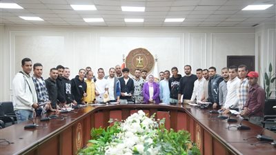 وزارة العمل: تسليم 36 عقد عمل لشباب مصريين للعمل في مجال الزراعة بالأردن