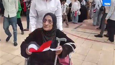 بإرادة لا تعرف المستحيل.. سيدة من ذوي الهمم تشعل حماس الناخبين بالإسكندرية