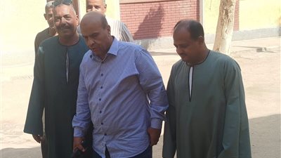 جولات مكثفة لرئيس مدينة الأقر لمتابعة انضباط اللجان الانتخابية 