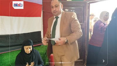 رئيس لجنة سيلا الابتدائية بالفيوم يساعد سيدة مسنّة على التصويت بالانتخابات