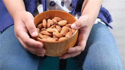 فوائد جمة.. لماذا يجب عليك إعطاء أطفالك اللوز يوميًا؟