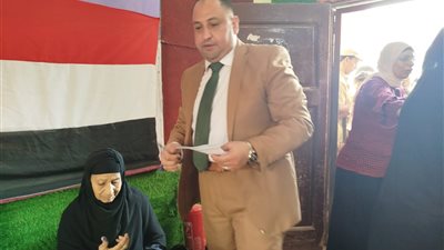 تصرف إنساني من رئيس لجنة سيلا بالفيوم مع سيدة مسنة أثناء الانتخابات
