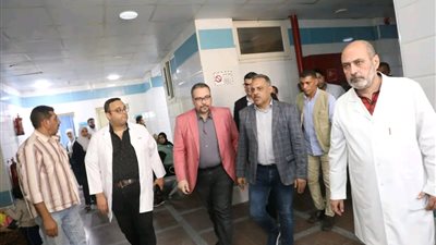 محافظ الشرقية يفاجئ العاملين بمستشفى الزقازيق العام ويلتقي بالمرضي