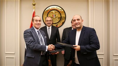 وزير قطاع الأعمال العام يشهد توقيع اتفاق تكميلي لعقود تطوير 
