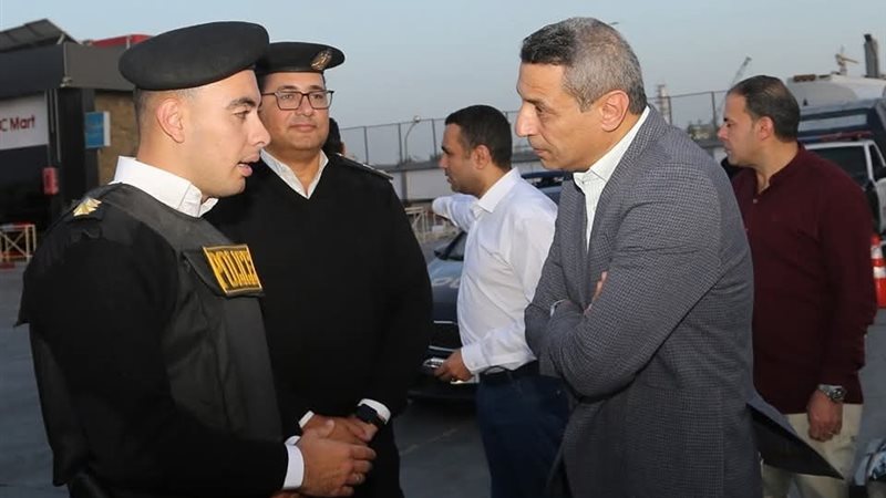 محافظ السويس يصافح
