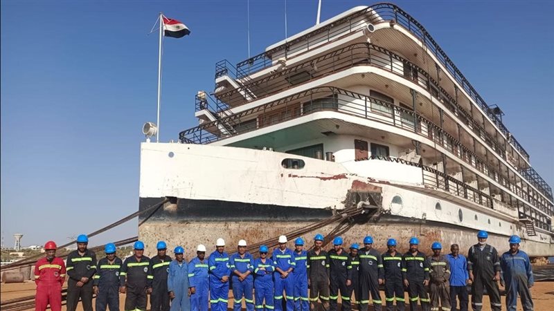 طاقم من عمال الشركة