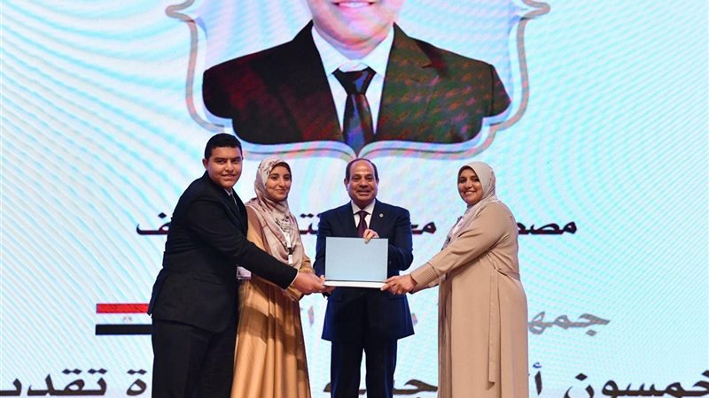 صورة الرئيس مع الطالب