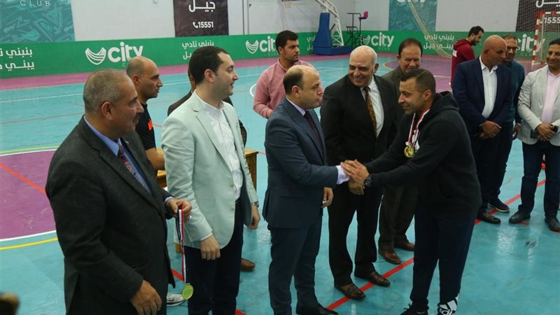 صور من تسليم الميداليات