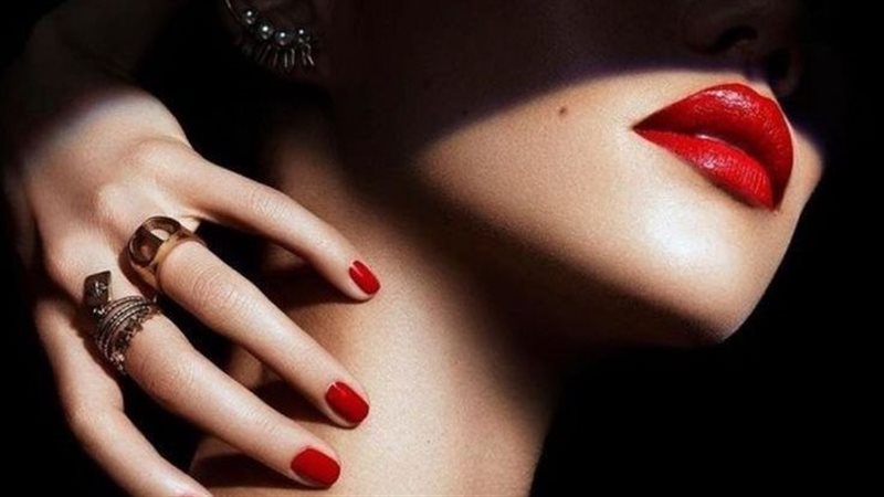 أحدث اطلالات أحمر