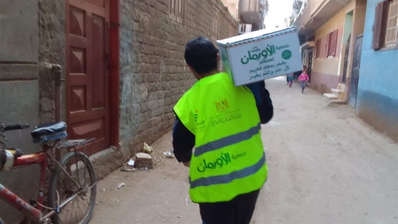 أثناء توزيع كراتين